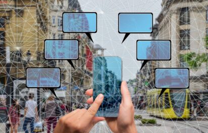 communication-6605646_1920 Smartphone connectivity in urban environment with speech bubbles.