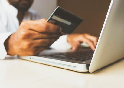 payment-4334491_640 Person online shopping with credit card and laptop.